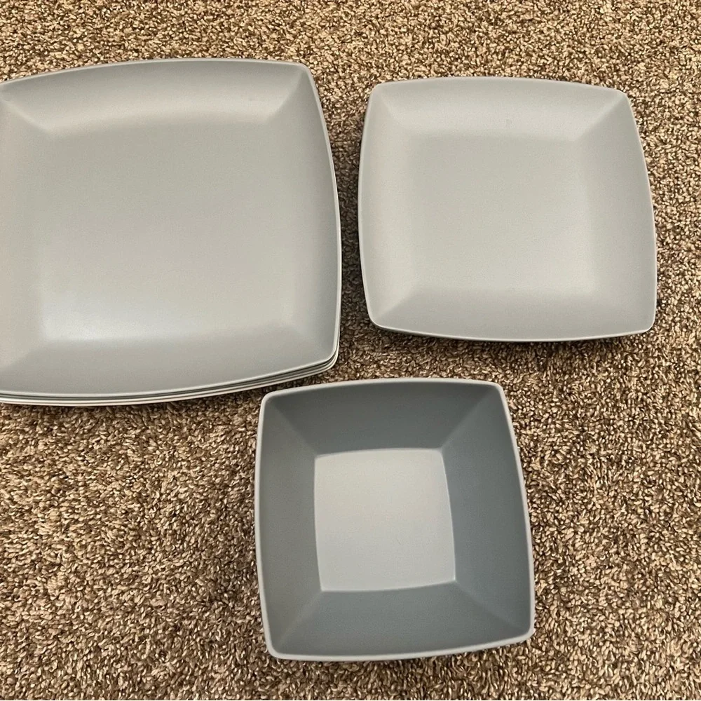 NWOT 12 piece dinnerware set